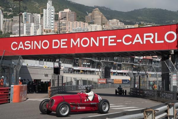 Klassieke Maserati’s de baan op tijdens elfde Grand Prix de Monaco Historique