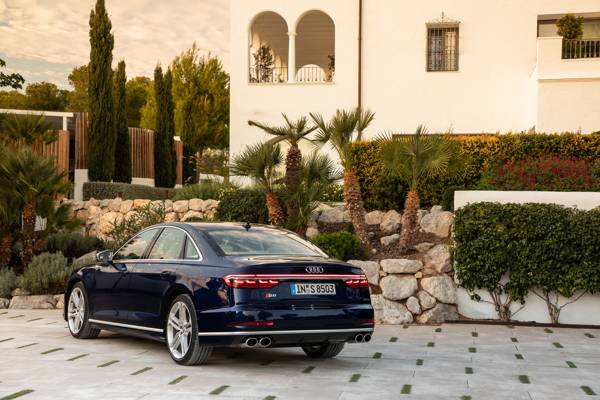 Audi A8 en S8 met V8 power groningen 02