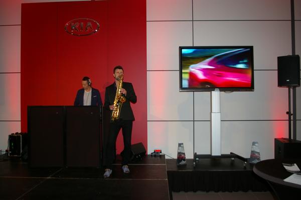 KIA STINGER dj en saxofonist