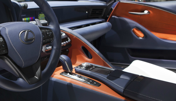 01 Lexus LC 500h wit groningen