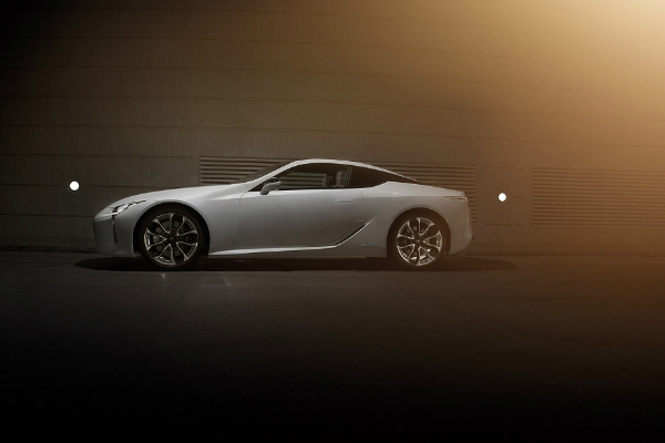 02 Lexus LC 500h wit groningen