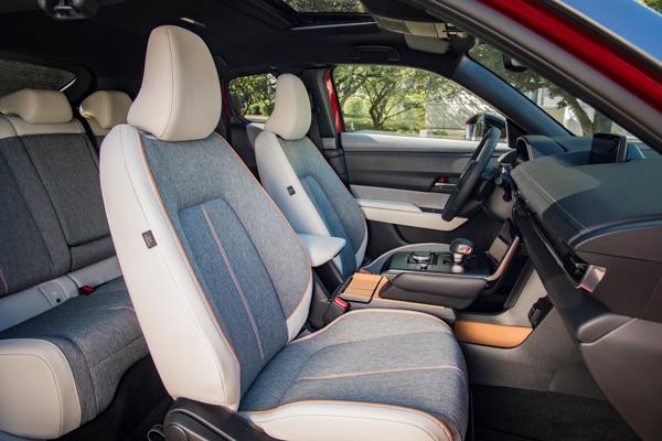 06 Interior Mazda MX 30 Soul Red Crystal Modern Confidence