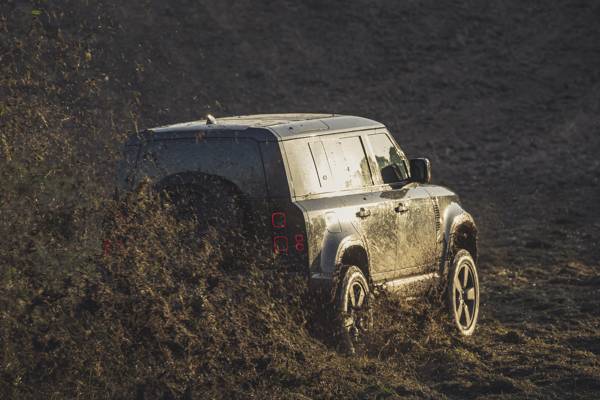 03 nieuwe Defender in James Bond film