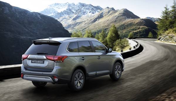 De rijk uitgeruste Mitsubishi Outlander Limited en Limited Plus 04