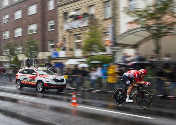 skoda karoq at tour de france 2017 groningen 02