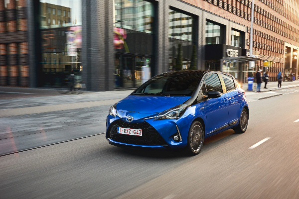 74 Toyota Yaris Hybrid 2017 groningen 04