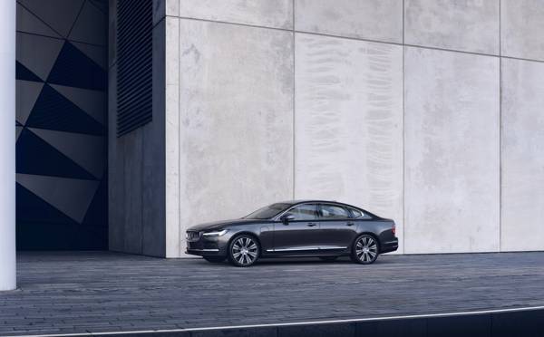 262600 The refreshed Volvo S90 Recharge T8 plug in hybrid in Platinum Grey