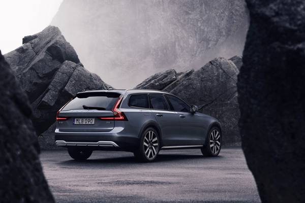 262610 The refreshed Volvo V90 B6 AWD Cross Country in Thunder Grey
