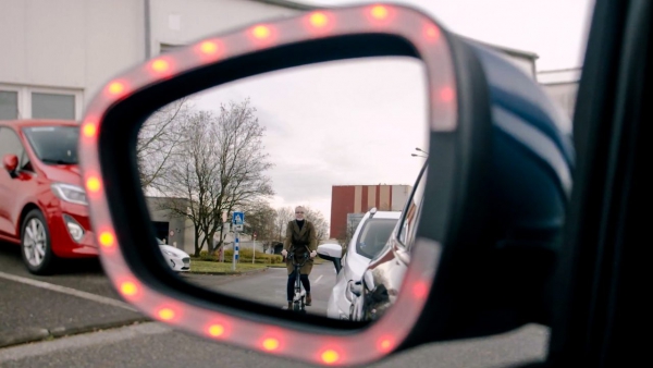 Ford waarschuwt voor openzwaaien van portier!