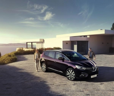 Primeur: Renault Grand Sc&eacute;nic Initiale Paris en Espace TCE 225 op Concours d&rsquo;El&eacute;gance