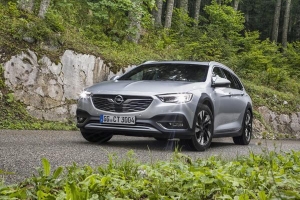 Veilig de wintertijd in met innovatieve verlichting van Opel