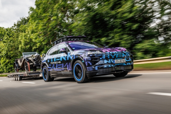 Gecamoufleerde nieuwe Porsche Cayenne toont prestaties en praktische inzetbaarheid