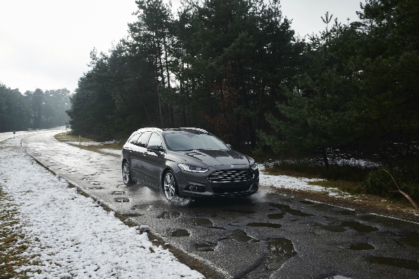 Ford geeft real-time waarschuwingen voor kuilen in de weg!