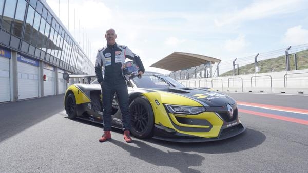 Rob Kamphues bestuurt spectaculaire Renault R.S. 01 tijdens Jumbo racedagen op Circuit Zandvoort