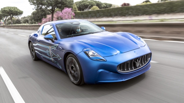 Maserati GranTurismo Folgore laat zich zien in de straten van Rome