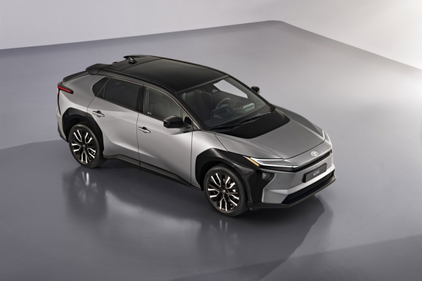 Toyota maakt alle prijzen bekend van nieuwe batterij-elektrische bZ4X: vanaf 39.995 euro